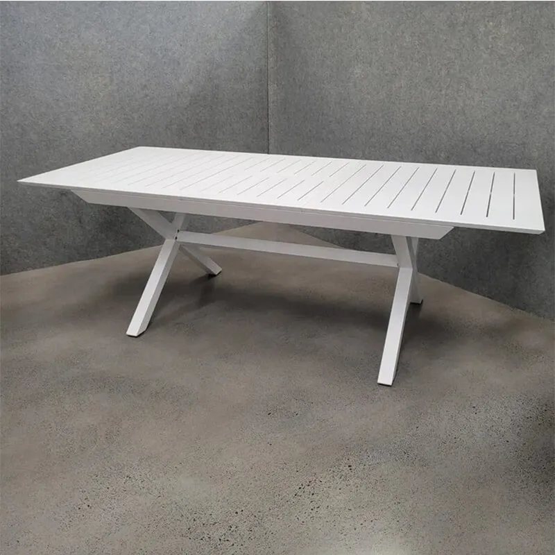Expandable dining table