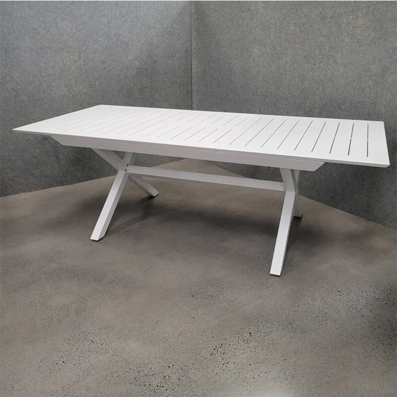 Expandable dining table