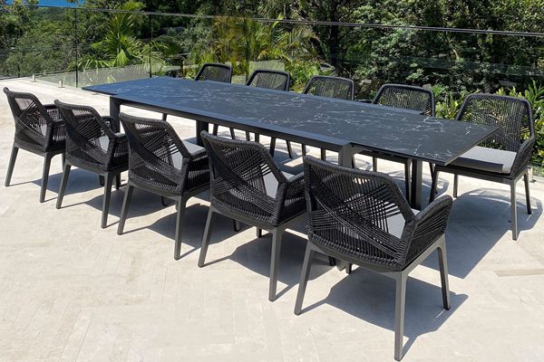 Expanding dining table